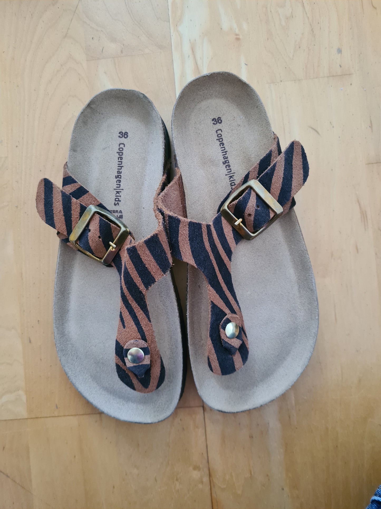 COPENHAGEN Pantoffel Sandalen Zehentrenner  36 37 Tigerprint