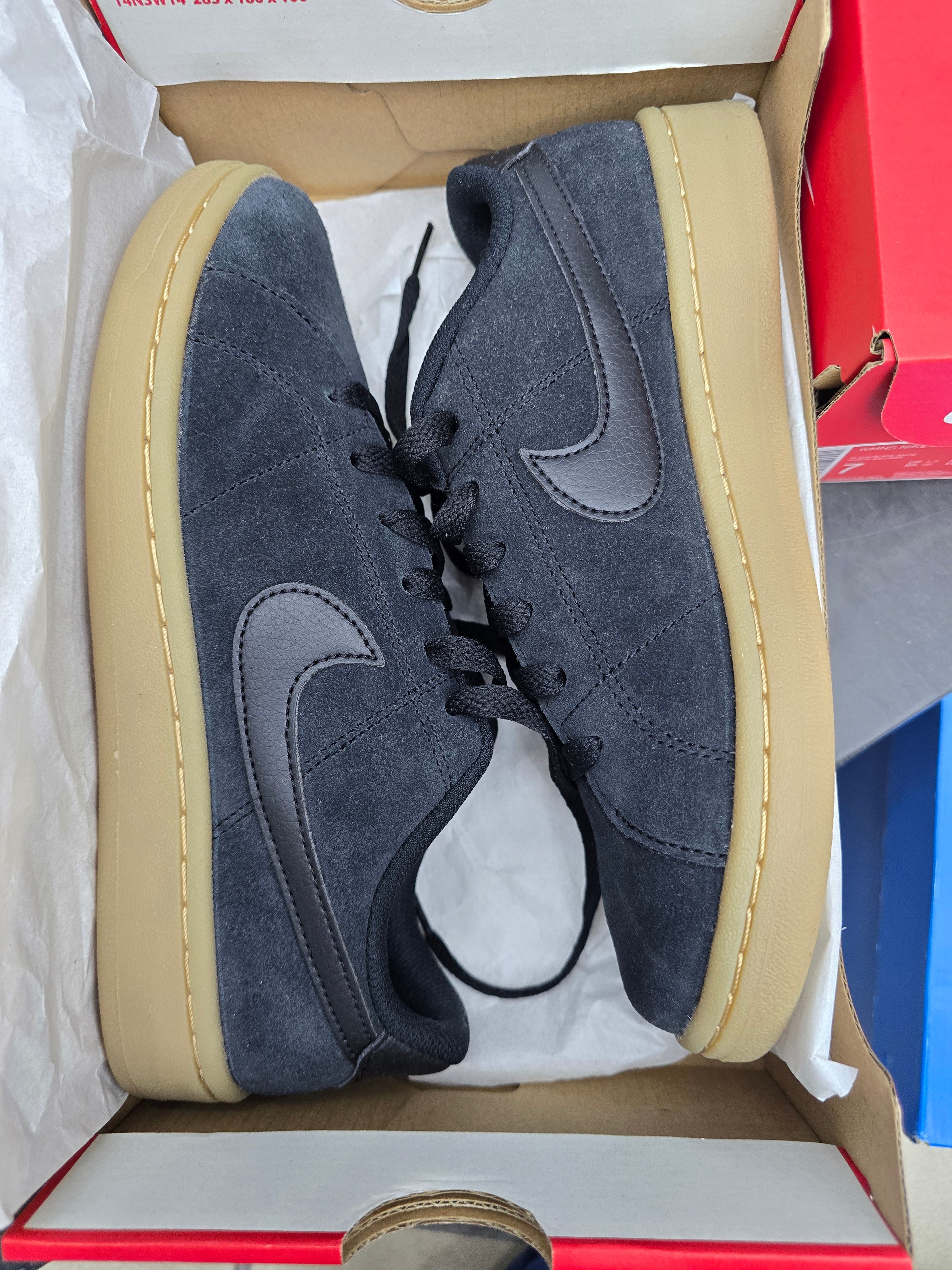 Nike WMNS Court Royale 2 Suede CZ0218 001