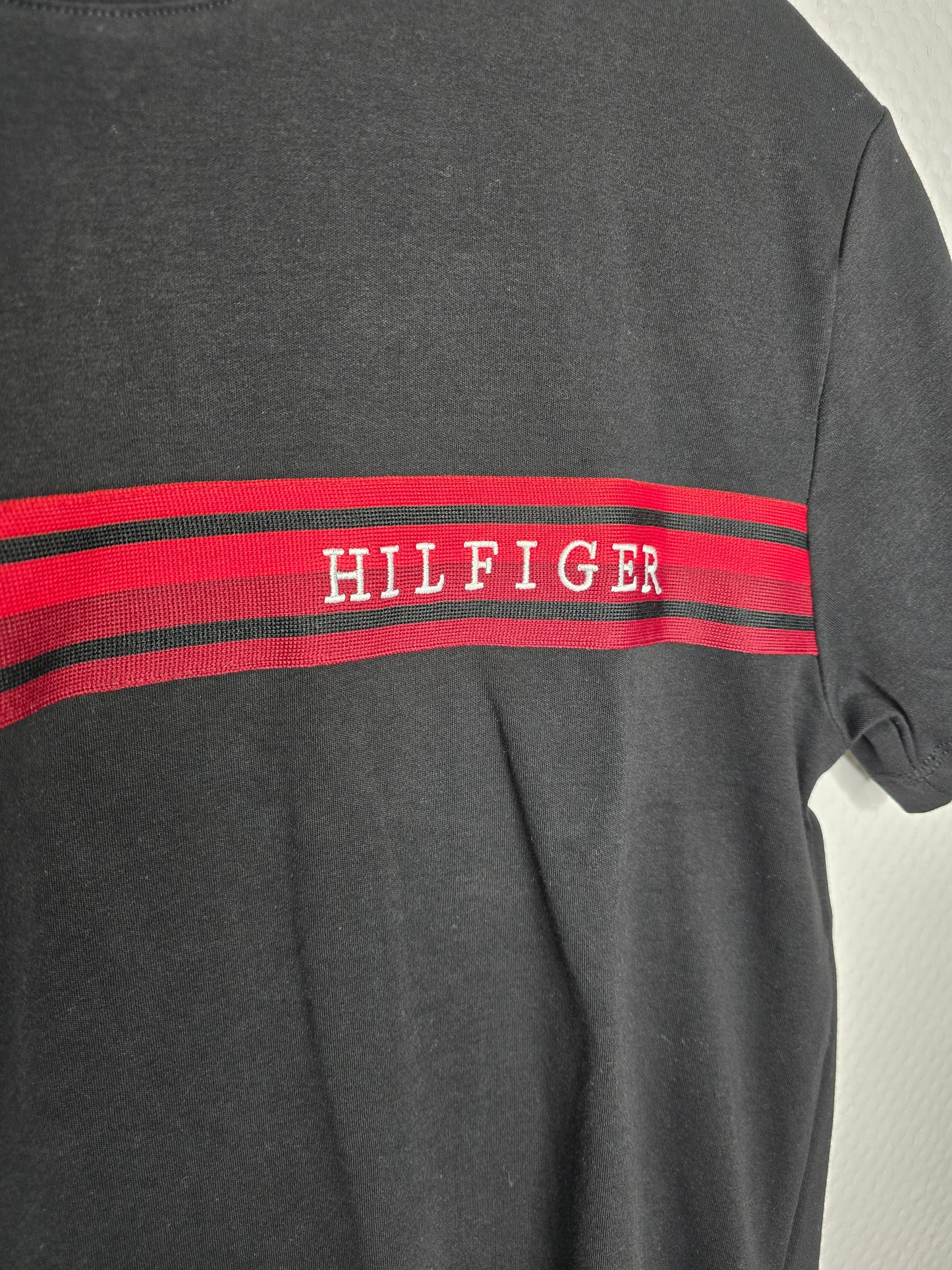 (3) Tommy Hilfiger T Shirt schwarz rot