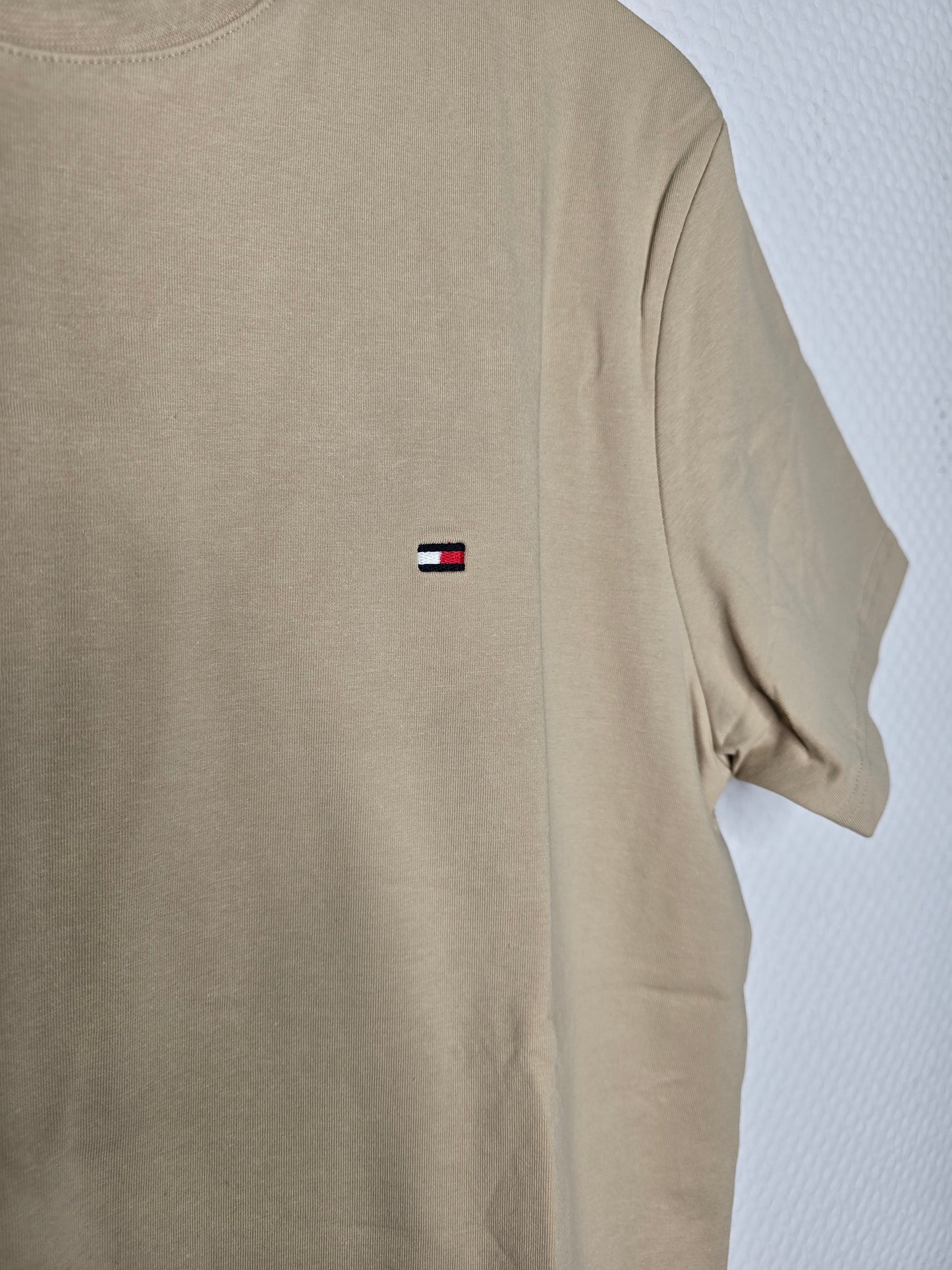 (6) Tommy Hilfiger T Shirt beige schlicht