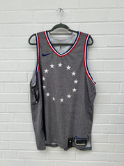 (102) NBA Trikot grau