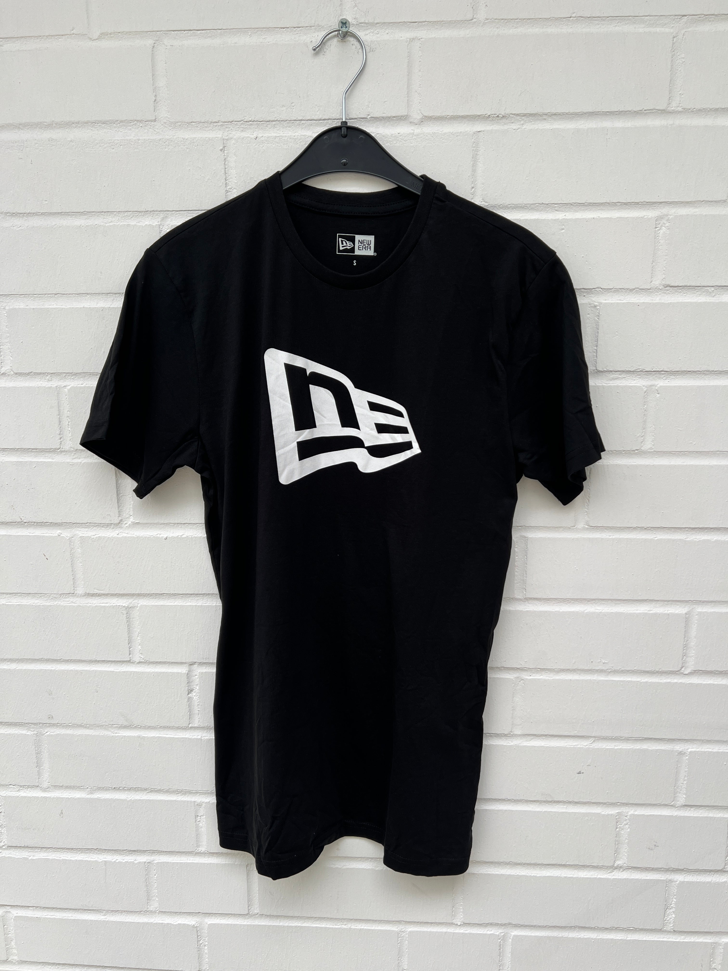 (59) NEW ERA Tshirt schwarz