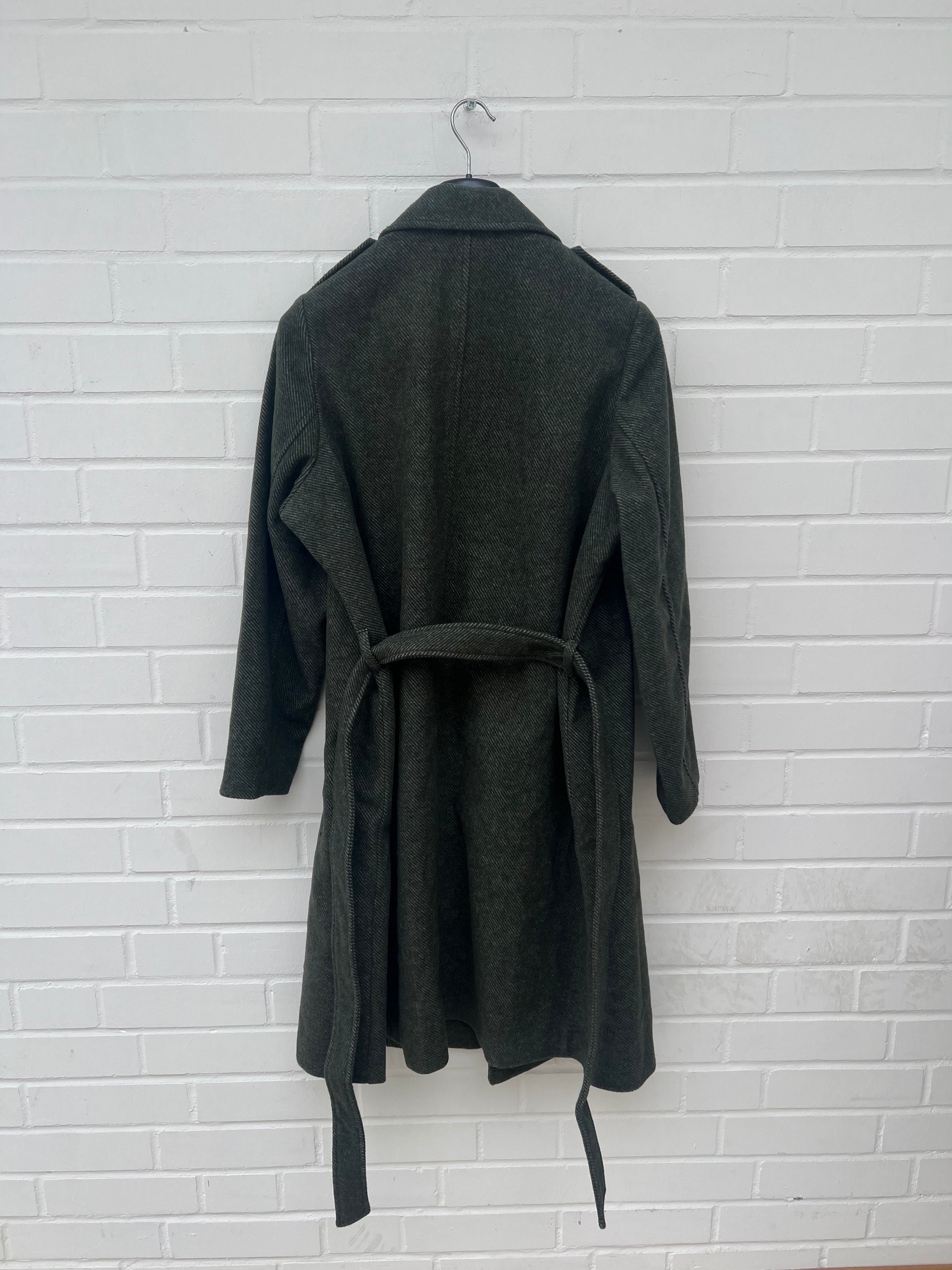 Vero Moda Curve Mantel in dunkelgrün Gr46