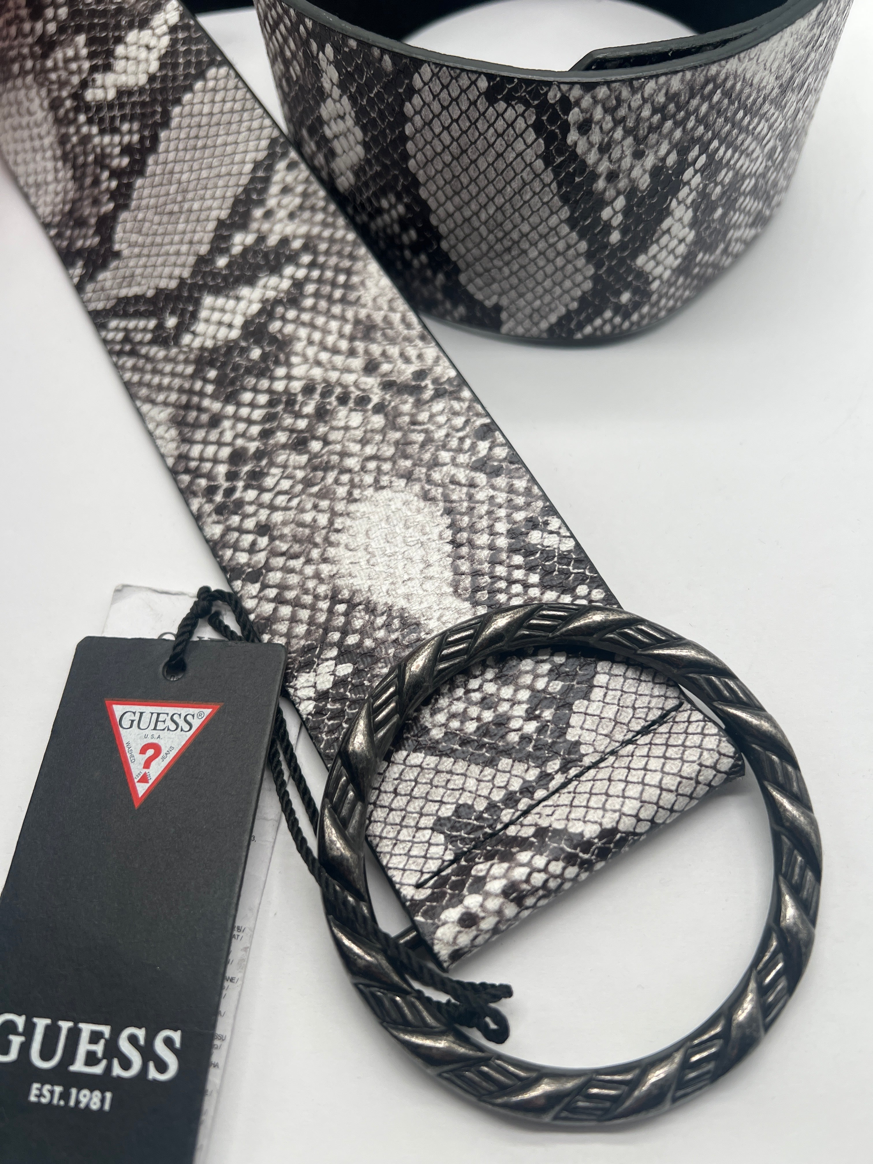 GUESS Gürtel Schlangen Muster schwarz grau
