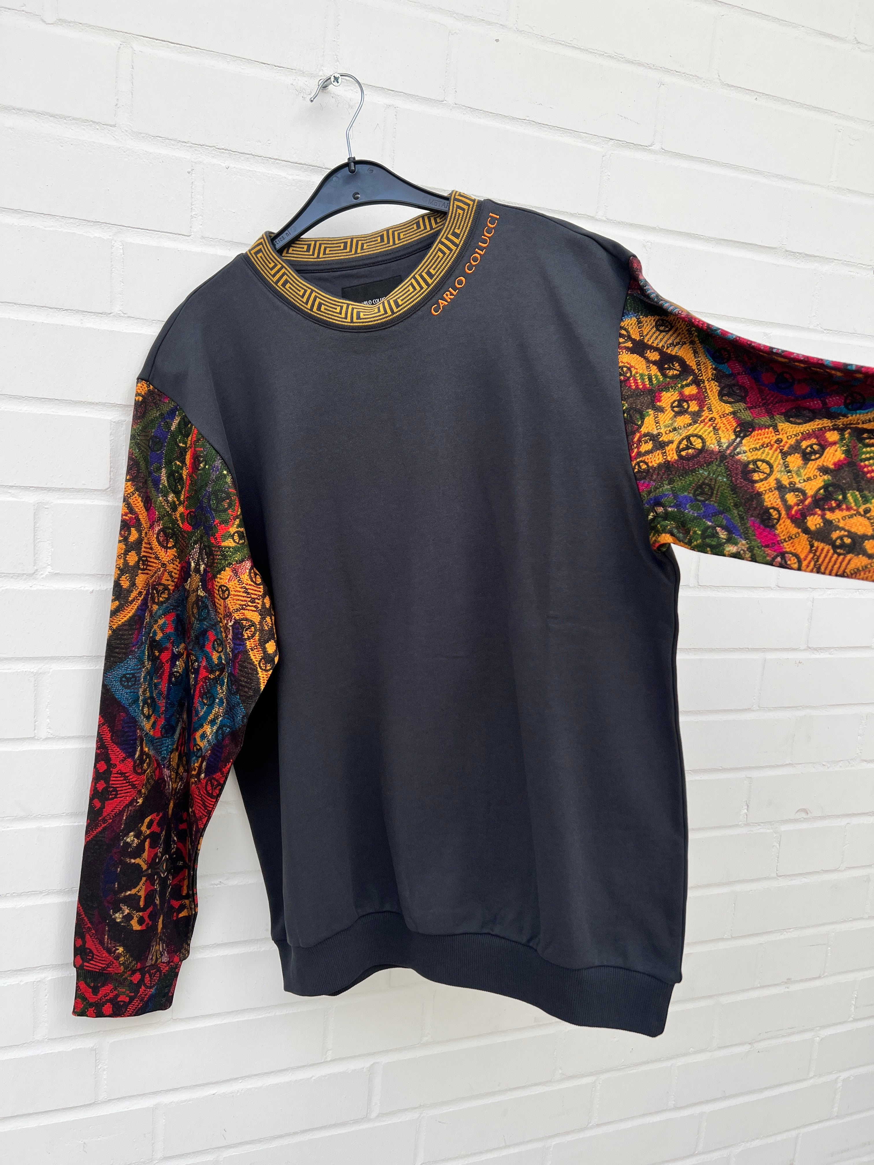 (147) Carlo Colucci Sweatshirt grau orange muster