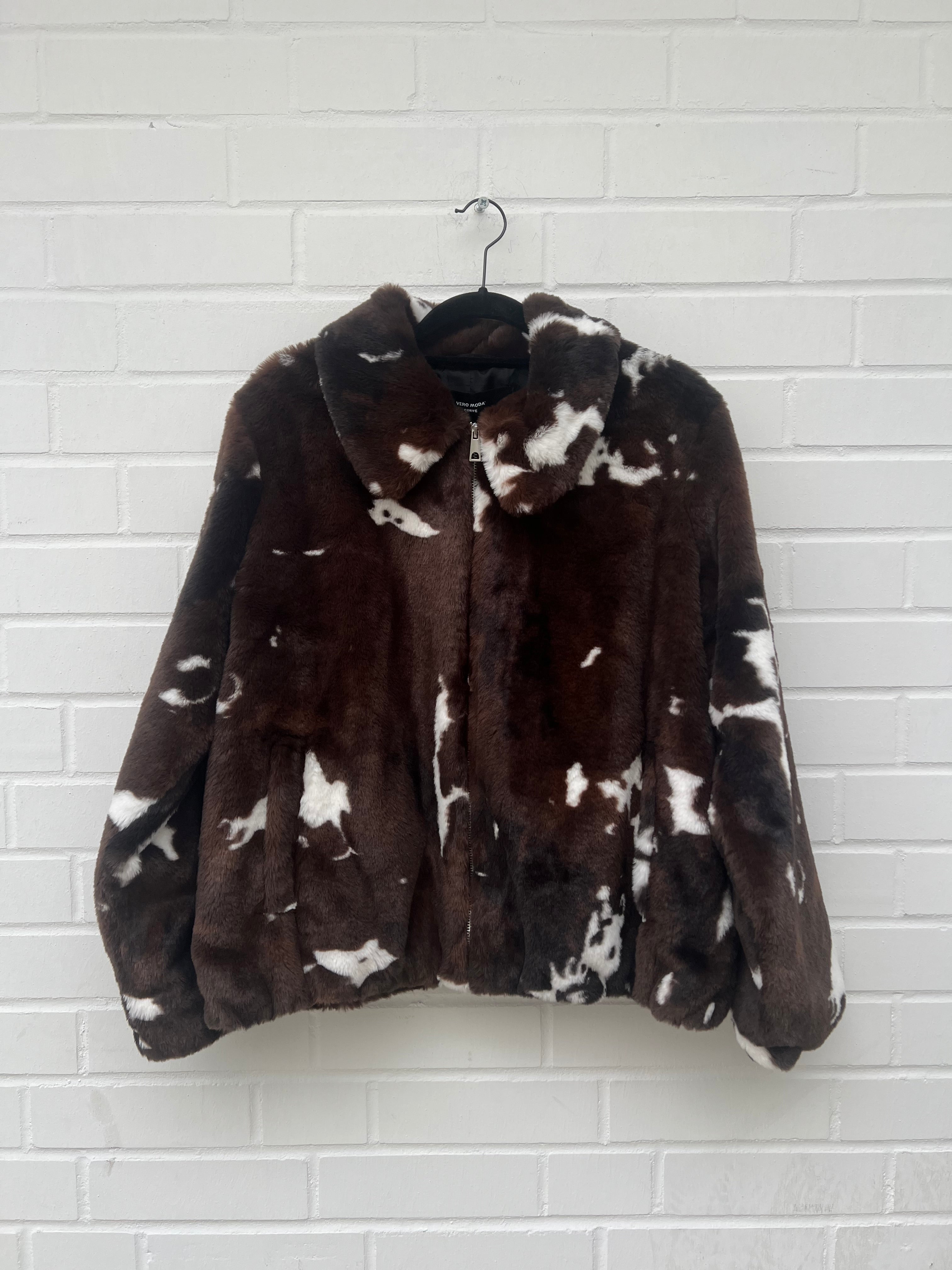 Vero Moda Curve Kunstfelljacke brown white Gr46