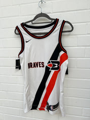 (90) NBA Braves Trikot weiß