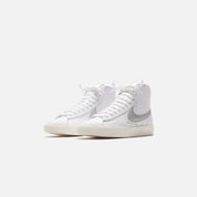 Nike W Blazer Mid 77 ESS DQ7574 100 weiß Sneaker