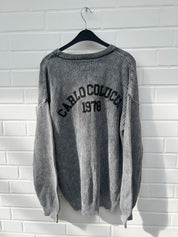 (51+152) Carlo Colucci Strickpullover dunkelgrau Rücken Gummiprint