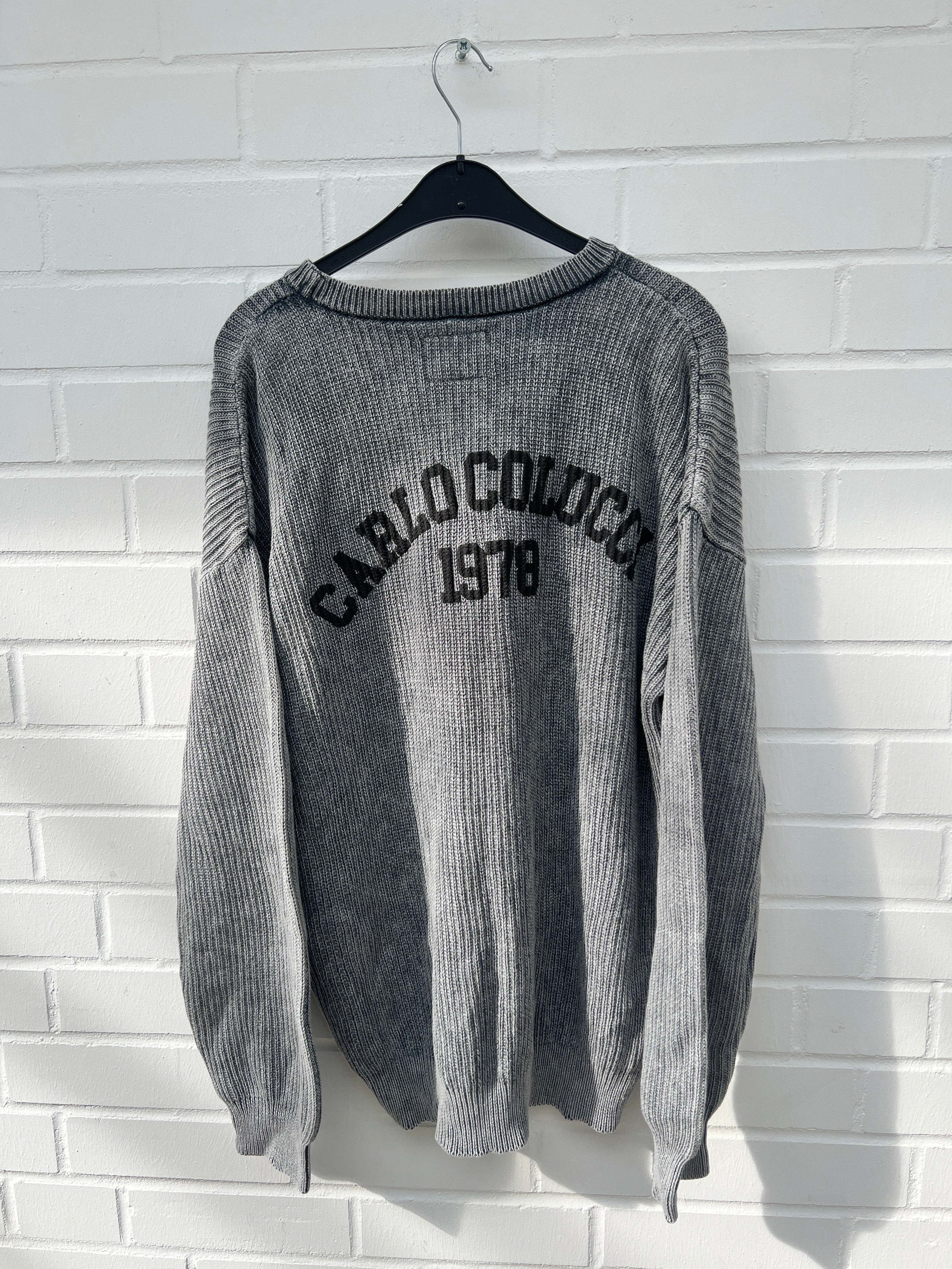 (51+152) Carlo Colucci Strickpullover dunkelgrau Rücken Gummiprint