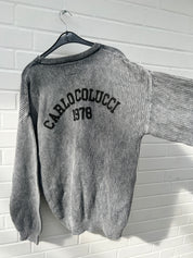 (51+152) Carlo Colucci Strickpullover dunkelgrau Rücken Gummiprint
