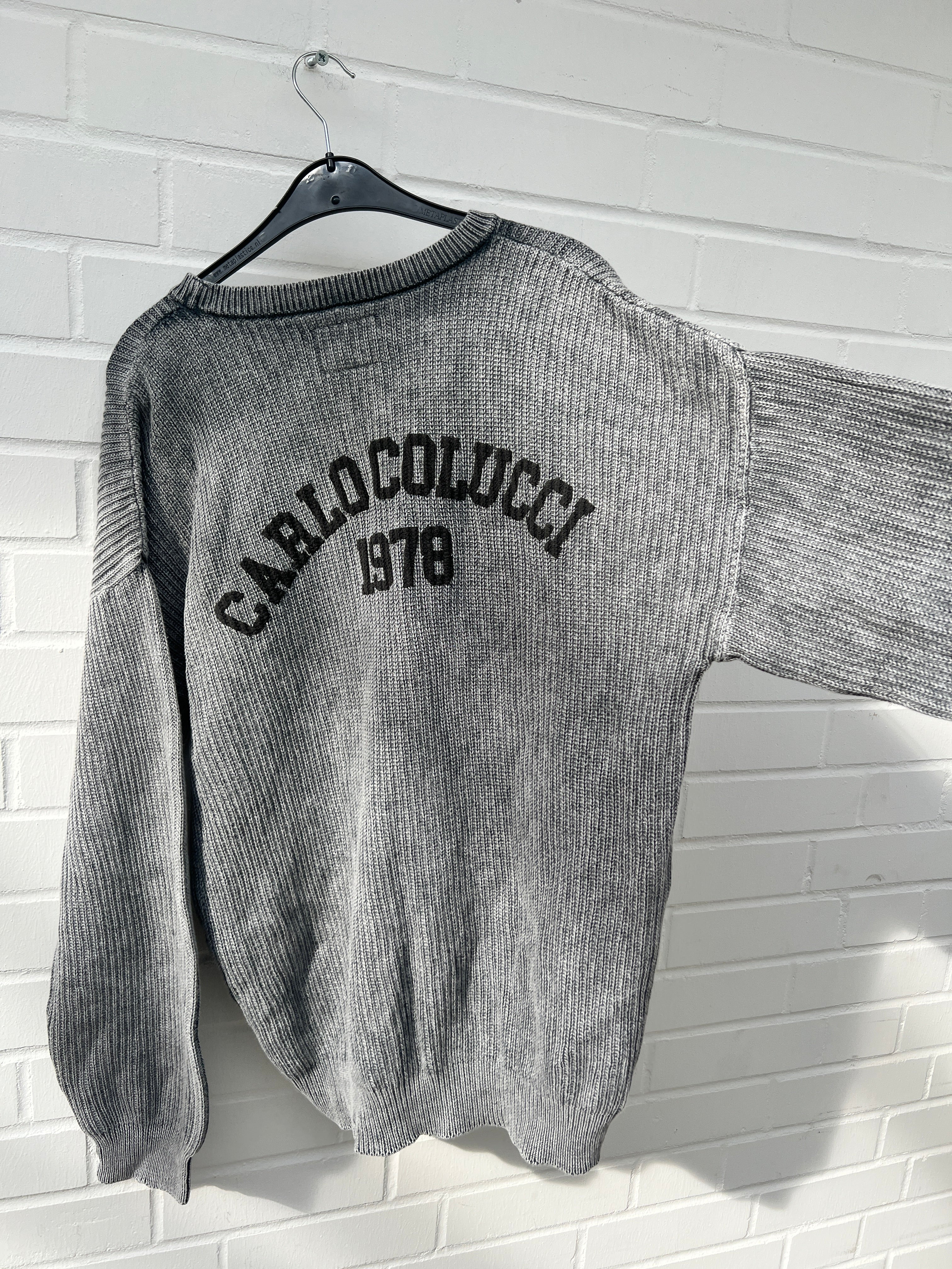 (51+152) Carlo Colucci Strickpullover dunkelgrau Rücken Gummiprint