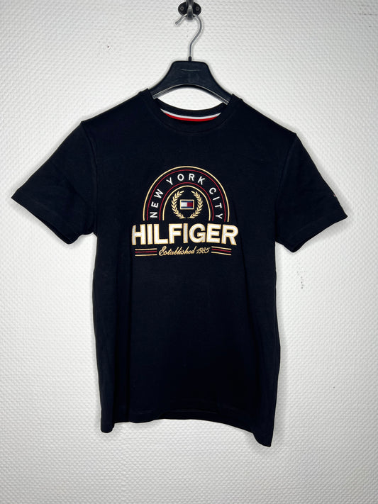 (42) Tommy Hilfiger Tshirt schwarz gestickt