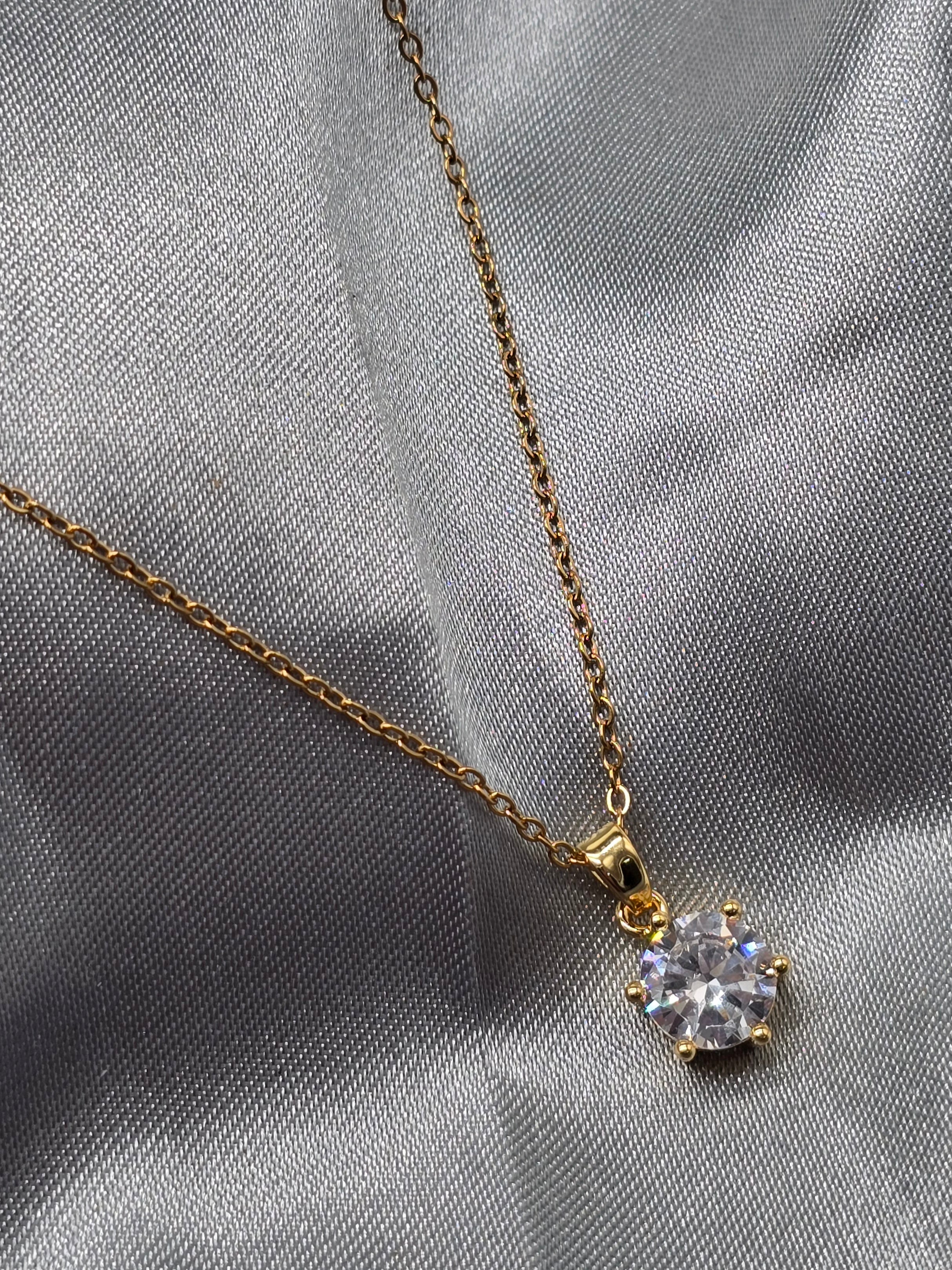Halskette "Bella" einzelner Zirkonia Stein 18k vergoldet Edelstahl (13)