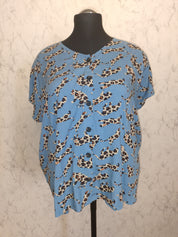 (U8) Ulla Popken Bluse blau Leo Muster 747291 73